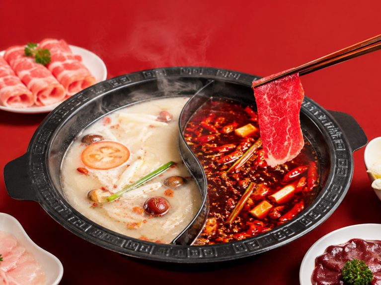 滋补牛鞭汤与老鸭汤火锅